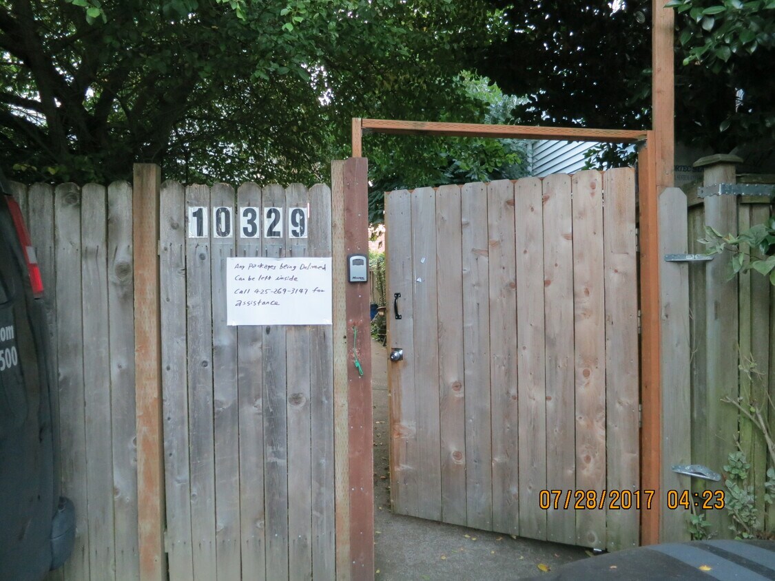 10329 Midvale Ave N Unit B, Seattle, WA 98133 Apartments in Seattle