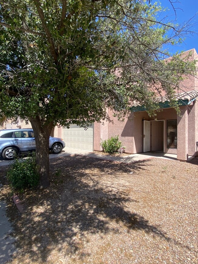 Building Photo - 1805 E Calle Grandiosa