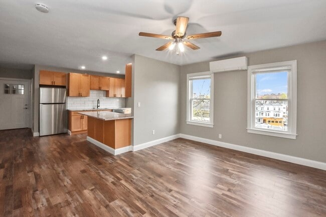 Building Photo - 27 Oak St