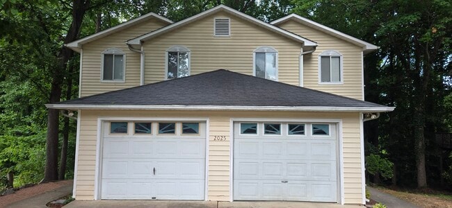 Building Photo - 2025A Stoneycreek Dr
