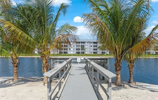 Foto del edificio - 16635 Lake Cir Dr