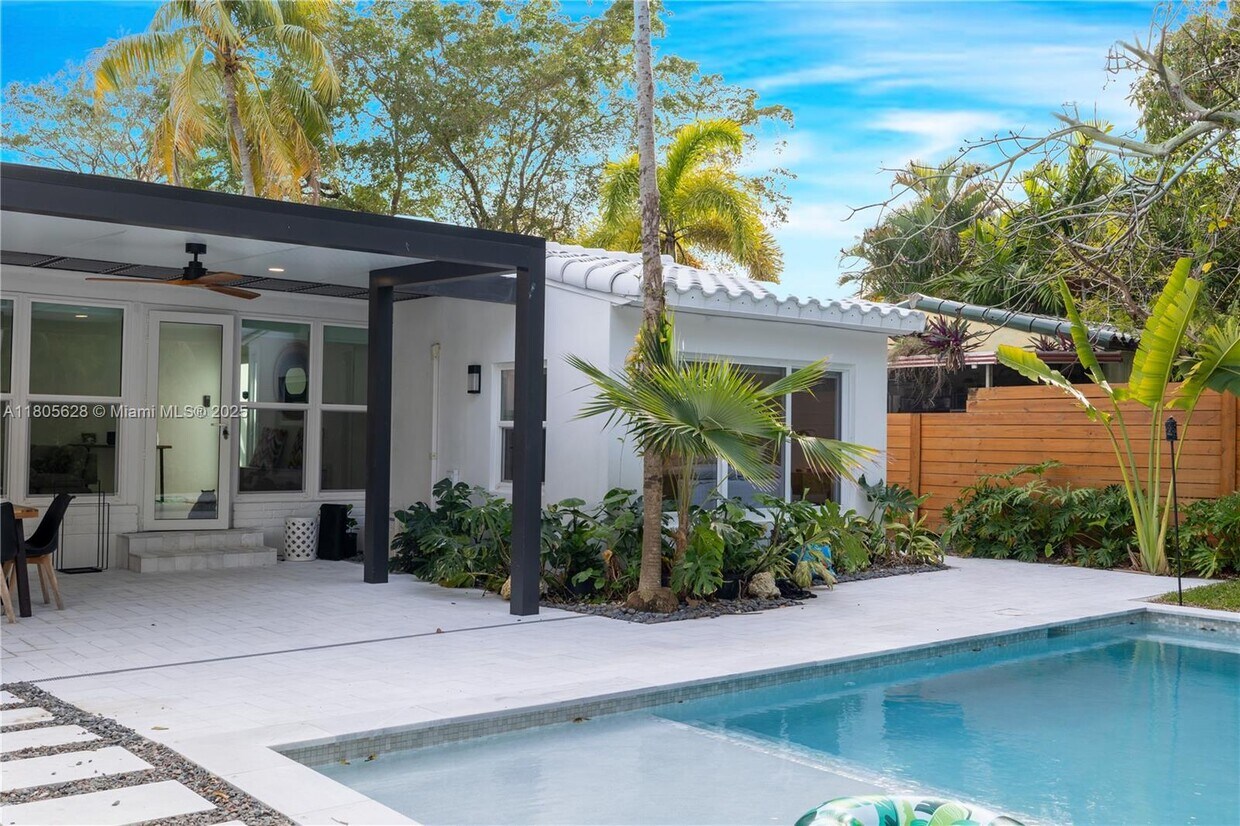 Foto principal - 725 NE 81st St