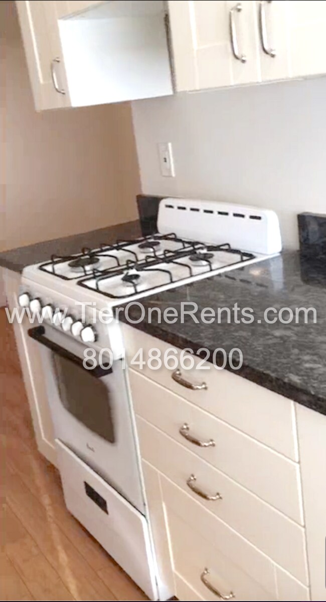 Building Photo - Quiet Upstairs Apartment in pleasant desir...