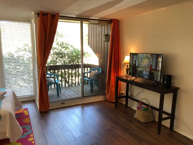 Building Photo - 121 Lakeside Villla