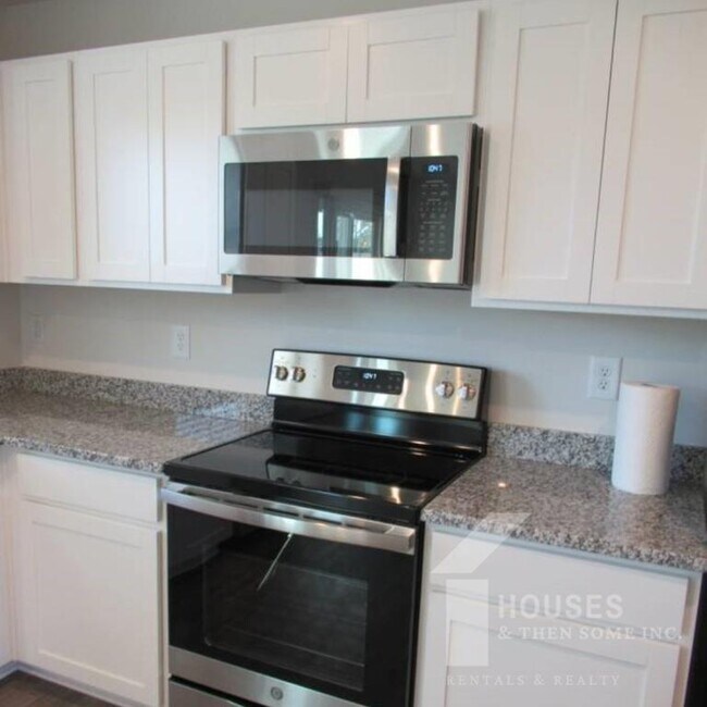 Building Photo - 14 Pine Thicket Dr