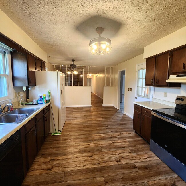 Foto del edificio - 636 Longview Rd