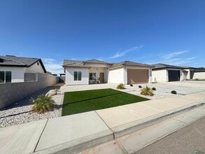 Building Photo - 4706 E Ortega St