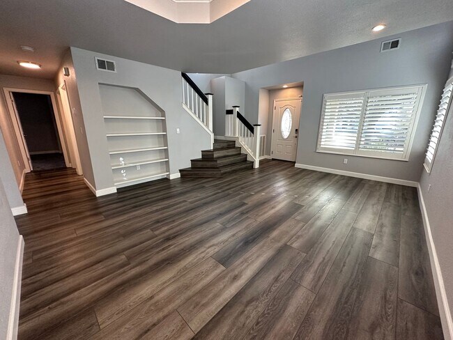 Foto del edificio - Beautiful 5 Bedroom 4 Bathroom with SOLAR