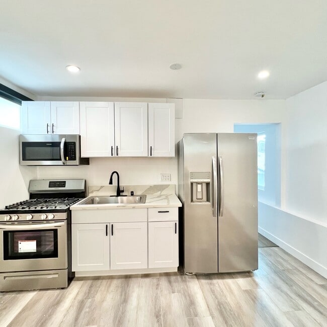 UNIT 6 - available on 11/1/25 - 701 N. Hill Pl.