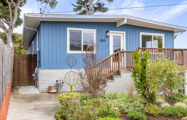 Building Photo - Pacific Grove 3 Bedroom Gem