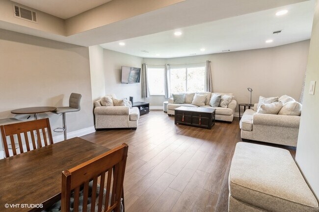 Foto del edificio - 6425 Clarendon Hills Rd