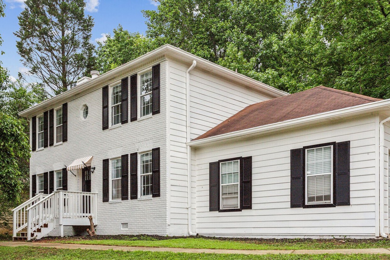 Primary Photo - 3 bed 3 bath in Jonesboro!