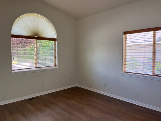 Building Photo - Beautiful Home