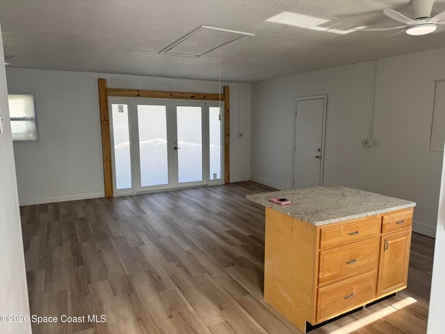 Building Photo - 215 Pelican Dr
