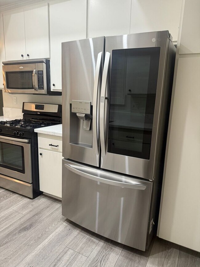 Foto del edificio - SPACIOUS AND BRIGHT 2+2 CONDO! CLOSE TO MA...