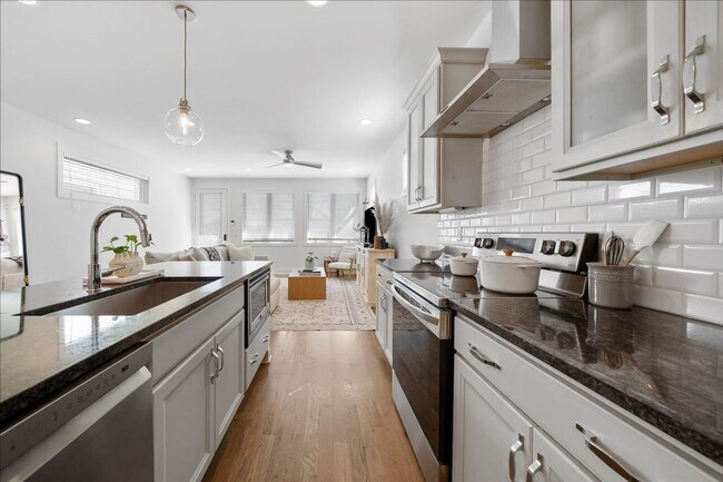 Building Photo - Charming 3 BR/3B House in Nashville