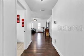 Foto del edificio - 242 Abbotsbury Dr