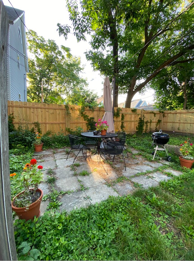 Patio interior - 811 E Hadley St