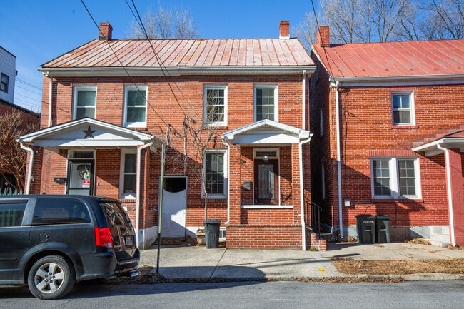 Foto del edificio - 2 Bedroom, 1.5 Bath, Duplex in Historic Martinsburg, WV