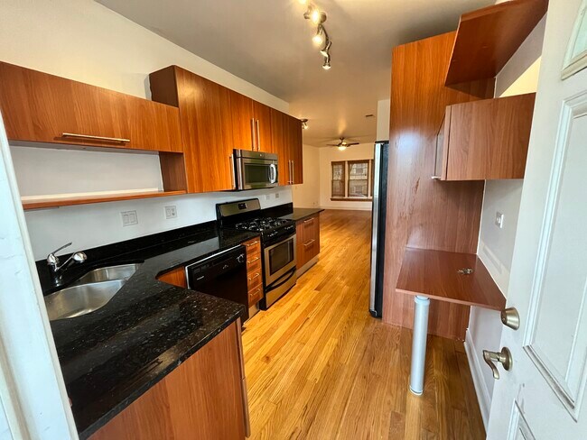 Foto del edificio - 3408 W Sunnyside Ave