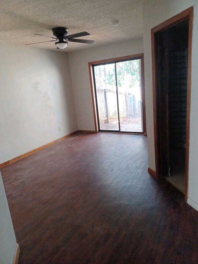 Foto del edificio - 403 Kennon Ln