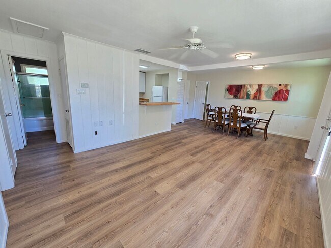 Building Photo - Charming 3 Bed / 2 Bath Annual Rental in S...