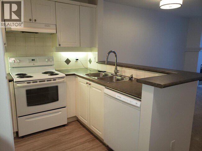 Photo du bâtiment - 5600 Andrews Rd