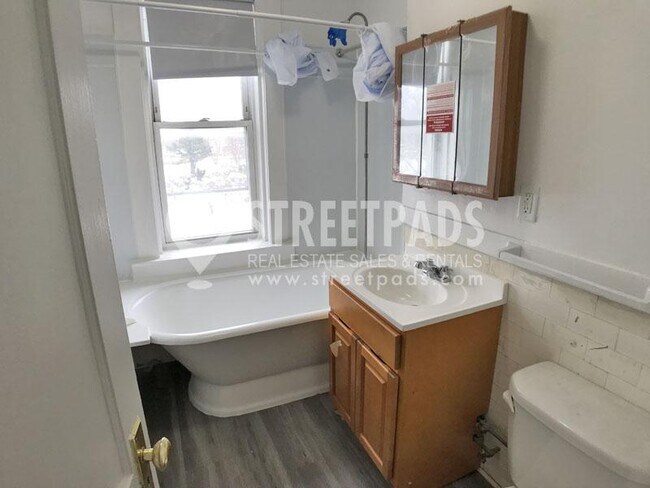 Building Photo - bedroom in Boston MA 02215