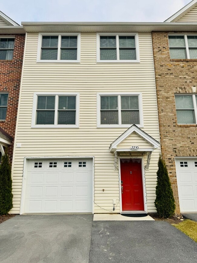 Photo - Spacious townhouse for rent in Bluestone H...