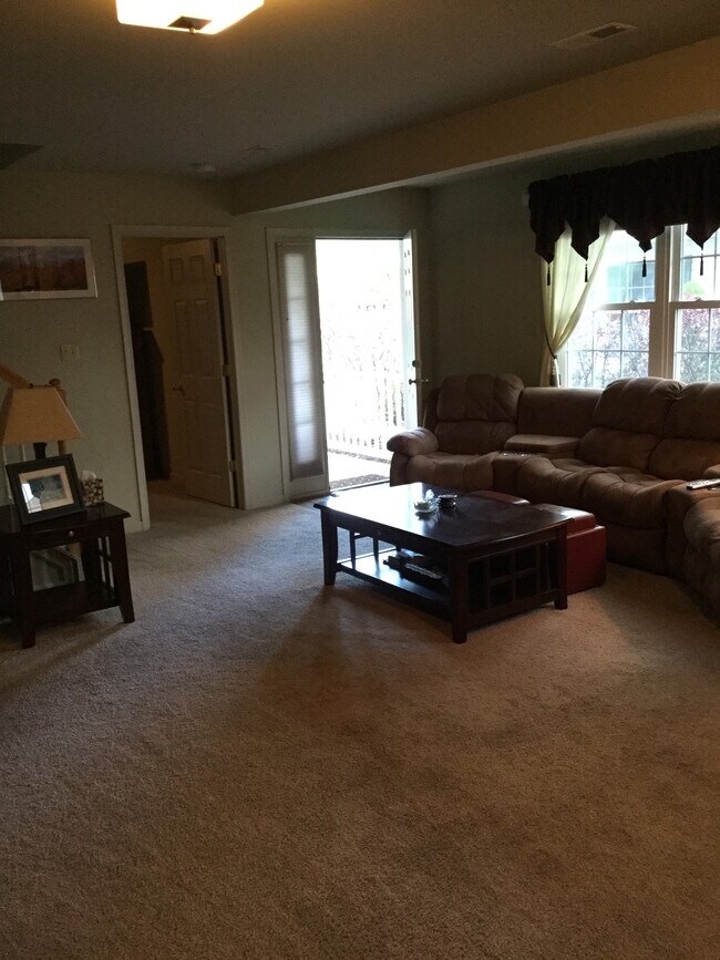 Foto del edificio - 3301 Village Rd