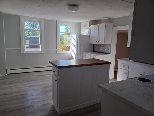 Building Photo - 3 Putnam Pl