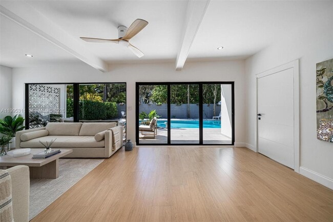 Foto del edificio - 696 NE 67th St