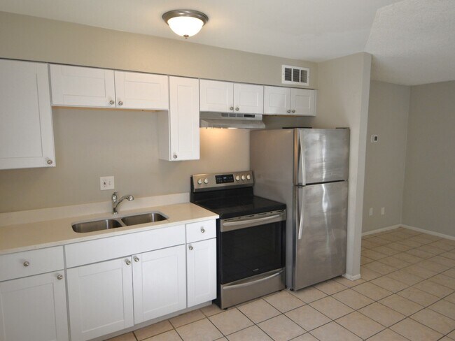Foto del edificio - 1925 W Village Dr Unit 4