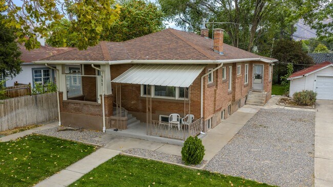 Foto del edificio - Brown Duplex