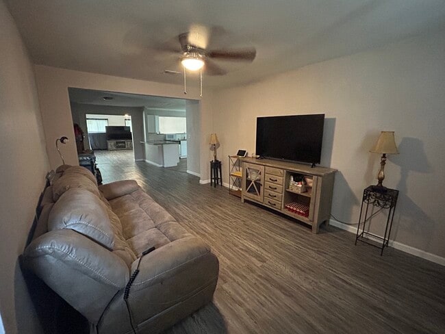 Building Photo - 2808 Buena Vista Dr