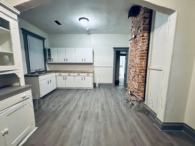 Building Photo - 1615 E McLemore Ave