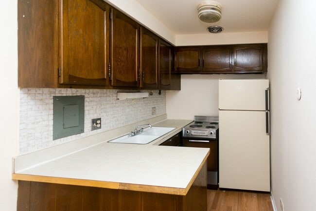 Building Photo - 3825 N Pine Grove Ave