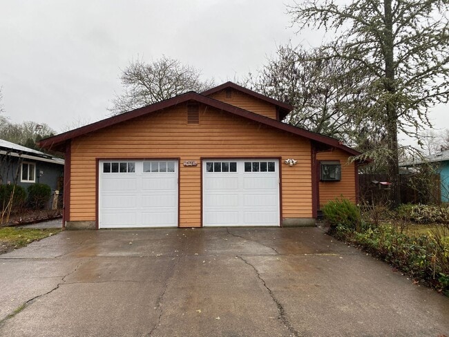 Building Photo - Spacious 4 Bedroom House in South Town!
