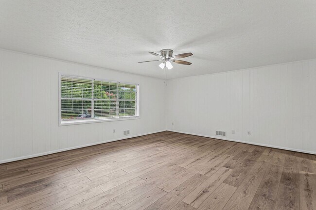Foto del edificio - 6096 Hillpine Dr