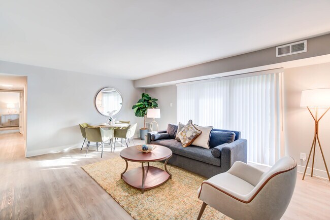 Amplias zonas de estar recién reformadas con suelos de imitación madera. - Creekside Village I
