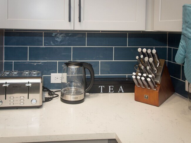 Foto del edificio - Fully Furnished 2 Bedroom Townhome in Gate...