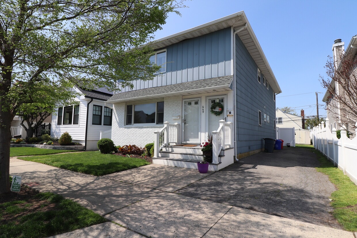 449 E Market St Unit 2Upper, Long Beach, NY 11561 Apartments in Long