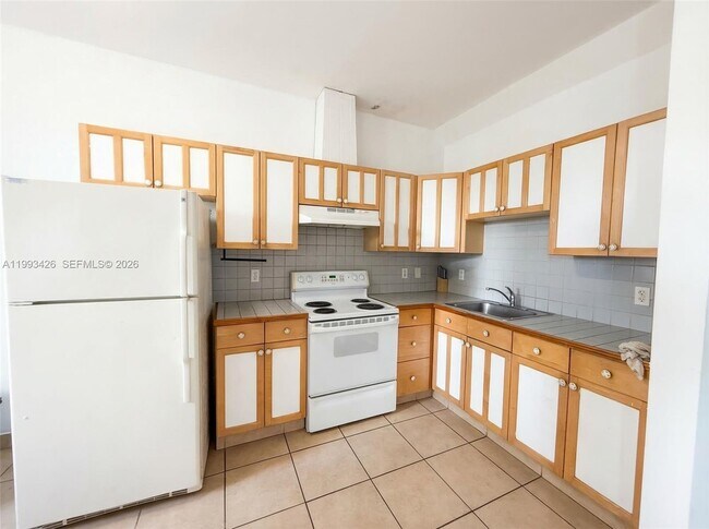 Foto del edificio - 404 NE 27th St