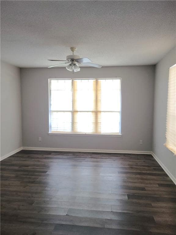 Foto del edificio - 7620 Creekside Ln