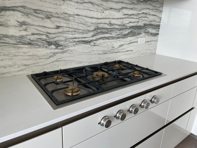 Building Photo - St. Regis Luxury 1bed and 1.5 bath Apartment Available