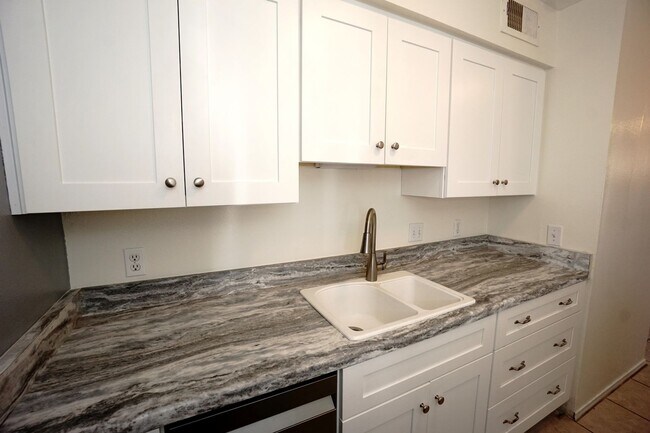 Foto del edificio - Modern 1BR Near Downtown Tucson | Covered Balcony & Prime 85745 Location