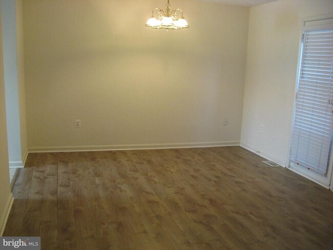 Building Photo - 175 Equestrian Dr