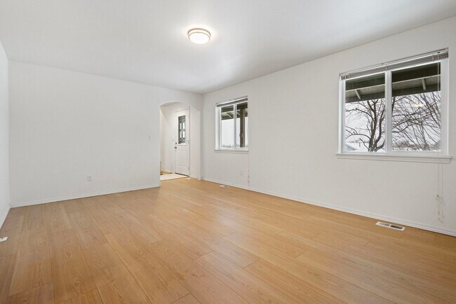 Building Photo - SPACIOUS HOME W/ MOUNTAIN VIEWS & LARGE BO...