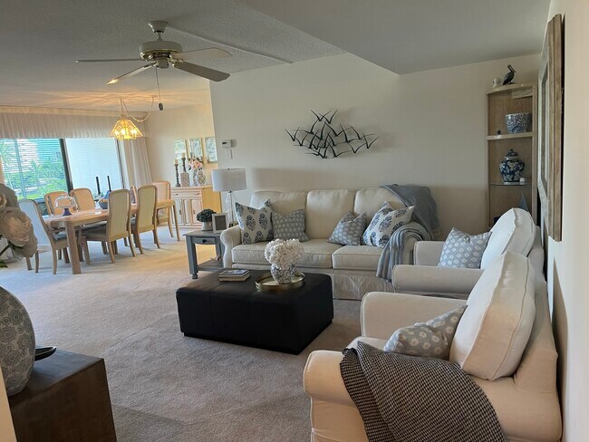 Living room - 3410 Gulf Shore Blvd N