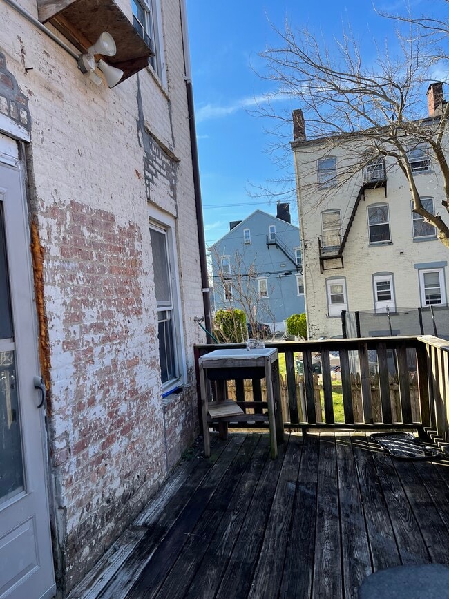 Building Photo - 60 Lander St